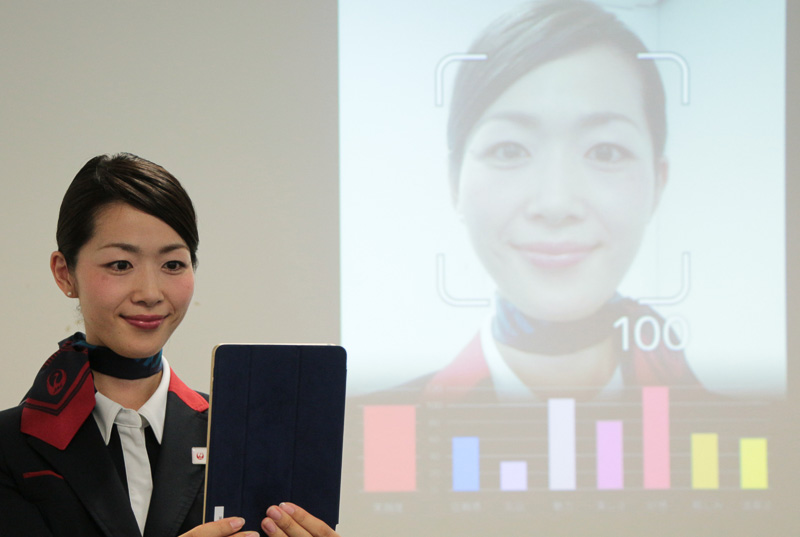 JAL、資生堂の「笑顔講座」デジタルコンテンツ版を試験運用 CAが