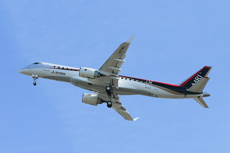 JAPAN AIRLINES MRJ モデル航空機 1/200 スタンド付き JAPAN AIRLINES MRJ モデル航空機 1/200 スタンド付き JAPAN AIRLINES
