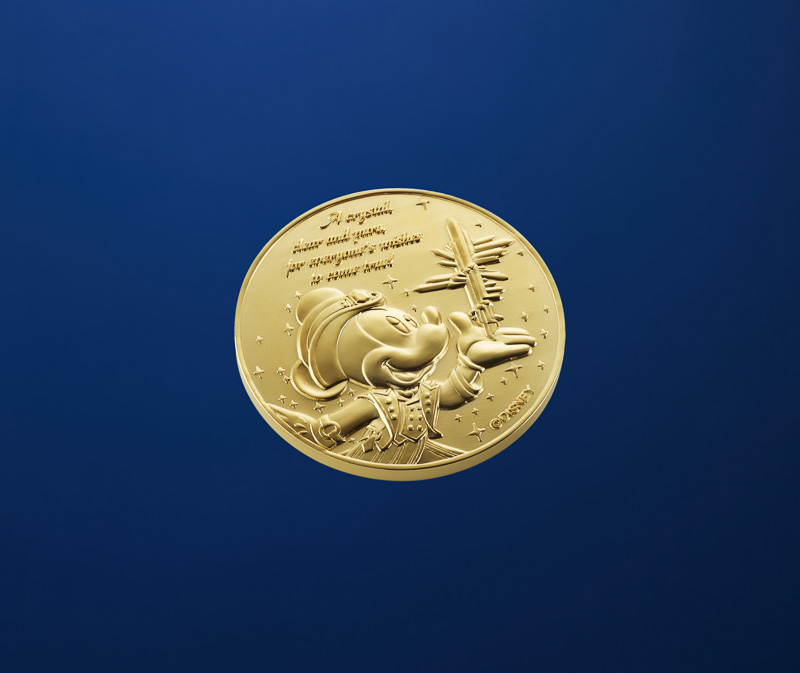 ミッキーマウスがデザインされた純金製メダルは150万円 東京ディズニーシー15周年特別アイテムが9月4日から発売 - トラベル Watch