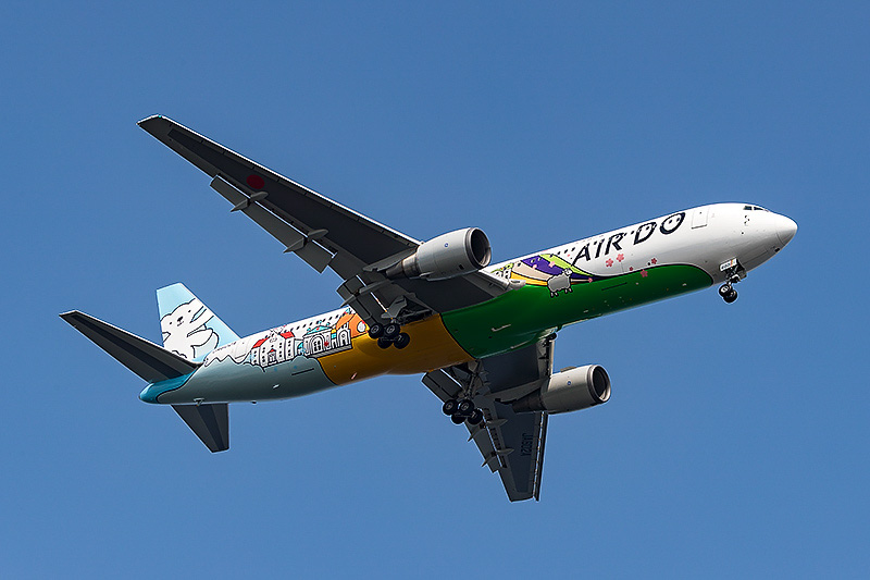 AIR DOの特別塗装機「ベア・ドゥ北海道JET」が羽田に到着 - トラベル Watch