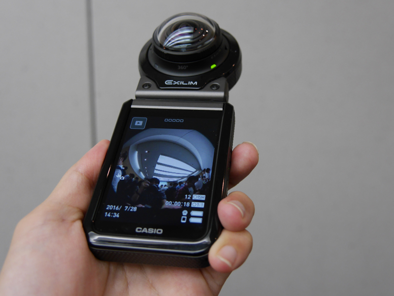 カシオ、180度の全天周映像を記録できるアウトドアデジカメ「EX-FR200