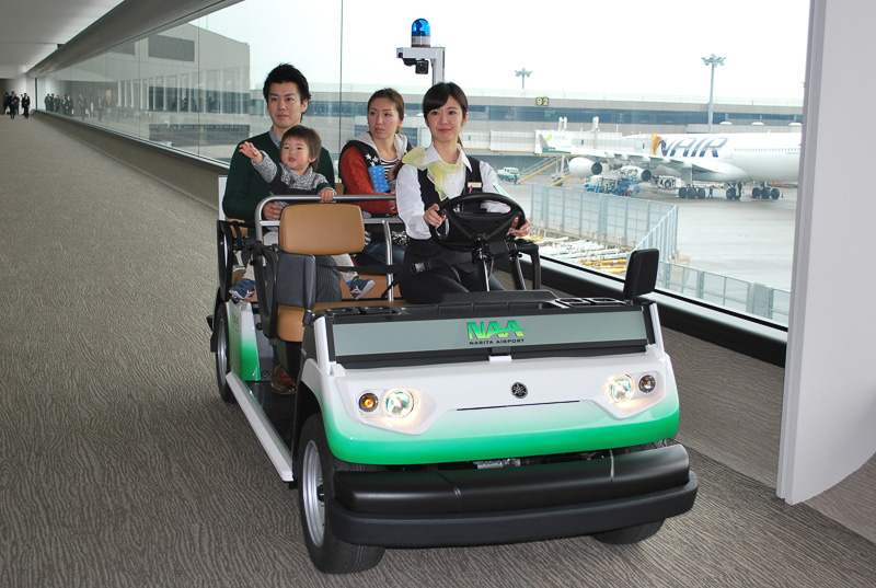 成田国際空港 電動カートサービスの本格運用を9月1日開始 体の不自由な人 高齢者 子供連れの移動のため 制限エリア内で運行 トラベル Watch