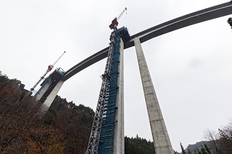 NEXCO中日本、橋脚の高さ日本一を更新する東海北陸道 鷲見橋の工事現場