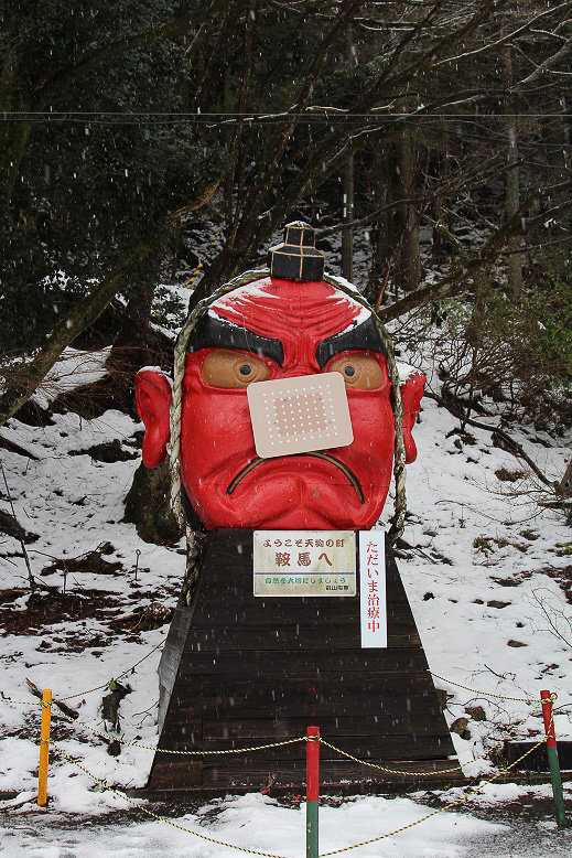 叡山電車鞍馬駅、駅前にいる“大天狗”の鼻が3月24日完治 1月の積雪で鼻