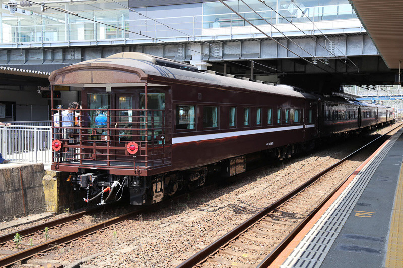 JR西日本、SL全盛期の客車を復刻した新車両で走るSL「やまぐち」号を9