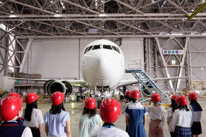 飛行機は楽しいよ Jalが中高生向けに 空の仕事 を紹介 空育 の一環 現役パイロット Ca グランドスタッフ 整備士の生の声を届ける トラベル Watch