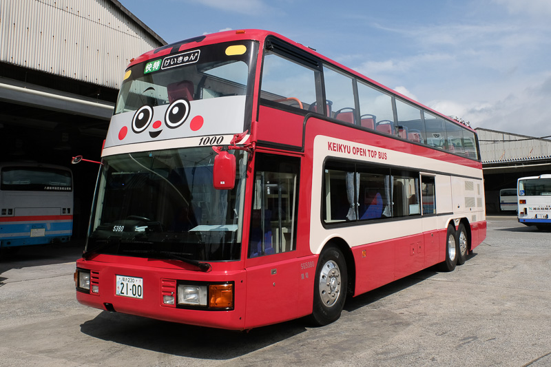 京急、「けいきゅん」を前面に描いた2100形モチーフの2階建てバス 