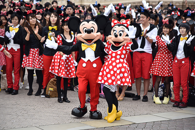 ミッキーマウスと約500名の仮装ゲストがハロウィーンイベント20周年を