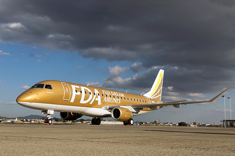 FDA 9号機は初のメタリックカラーとなる“ゴールド”に 県営名古屋空港に
