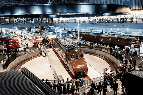 鉄道博物館、電気機関車「EF55 1」の展示開始セレモニー C57とEF55を数