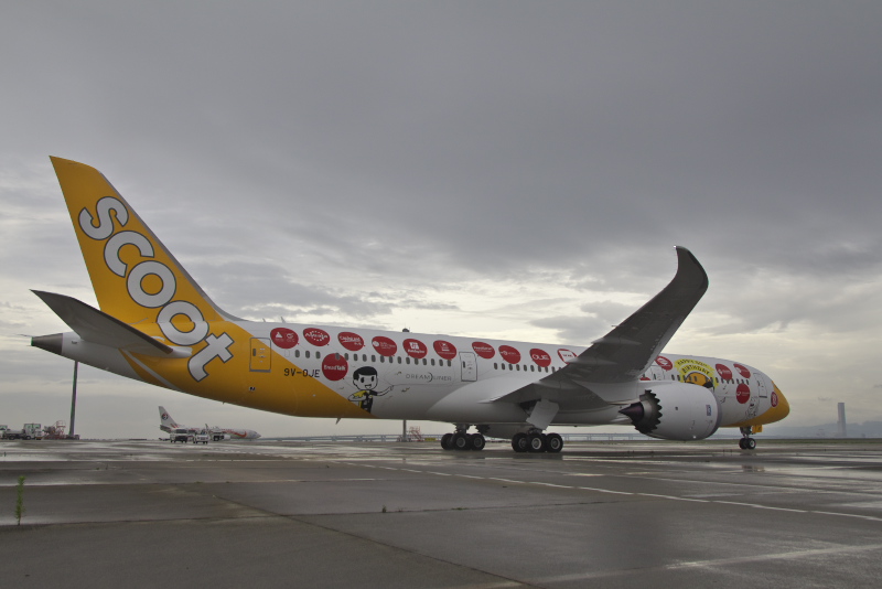 スクート、放水アーチに迎えられ、ボーイング 787-9型機で関空