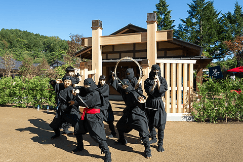 富士急、訪日外国人に人気の観光地「忍野八海」に忍者をテーマにした