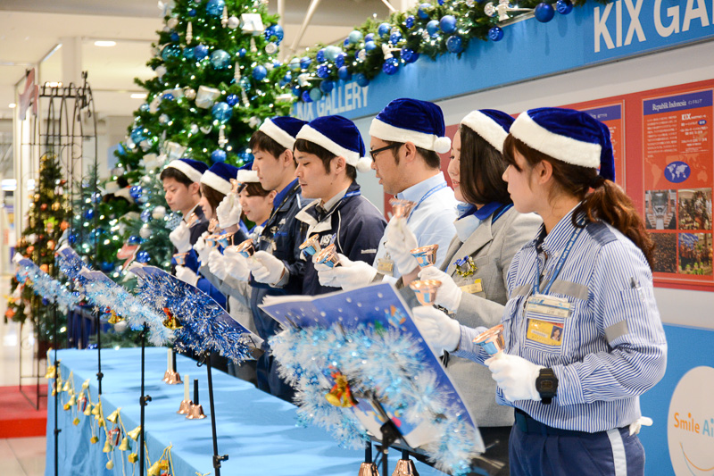 ANA、関空のKIXギャラリー前でハンドベル演奏会。12月25日午後も実施