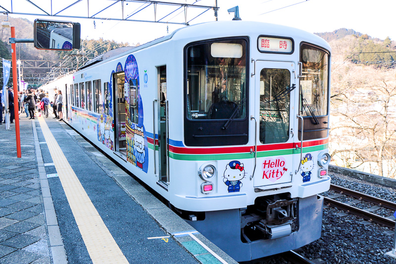 西武鉄道、ラッピング電車「秩父 ハローキティ トレイン」運行開始