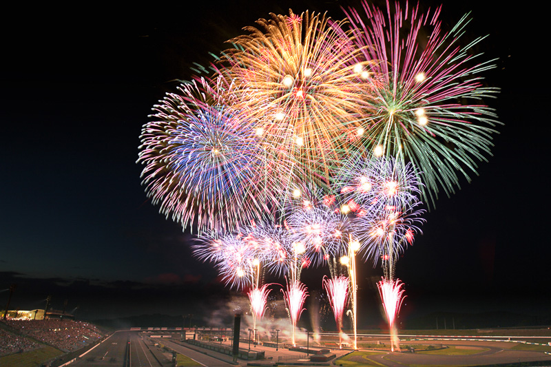 ツインリンクもてぎ、8月14日に「花火の祭典“夏”」開催 約1万4000発を