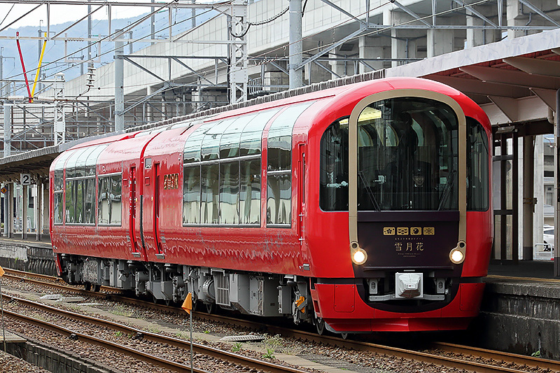 新型リゾート列車「えちごトキめきリゾート 雪月花」に乗車