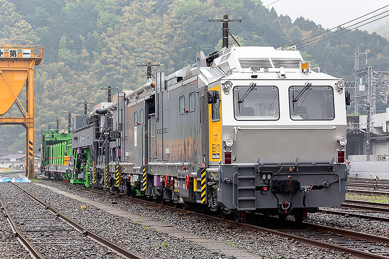 JR西日本、新幹線用まくらぎ交換機編成の出発式実施 これまでの5倍、1日200本のまくらぎ交換を可能に - トラベル Watch Watch