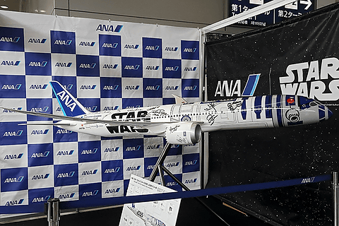 関空旅博16 Ana スター ウォーズ フォースの覚醒 出演者サインが入った R2 D2 Ana Jet を展示 9月30日まで展開する R2 D2 Ana Jet オリジナルグッズプレゼントキャンペーン をアピール トラベル Watch