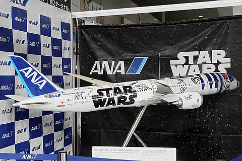 関空旅博16 Ana スター ウォーズ フォースの覚醒 出演者サインが入った R2 D2 Ana Jet を展示 9月30日まで展開する R2 D2 Ana Jet オリジナルグッズプレゼントキャンペーン をアピール トラベル Watch