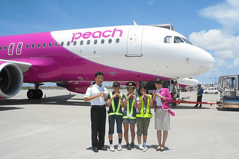 ピーチ 沖縄の小学生を招いて那覇空港で職場体験 トラベル Watch