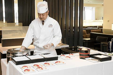 成田空港のanaラウンジで握り寿司などを提供 シェフがカウンターに立ってその場で調理 トラベル Watch