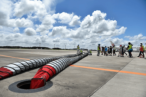 いつもは入れない滑走路へ 小学生52名が成田空港で環境に関する取り組みを体験 トラベル Watch