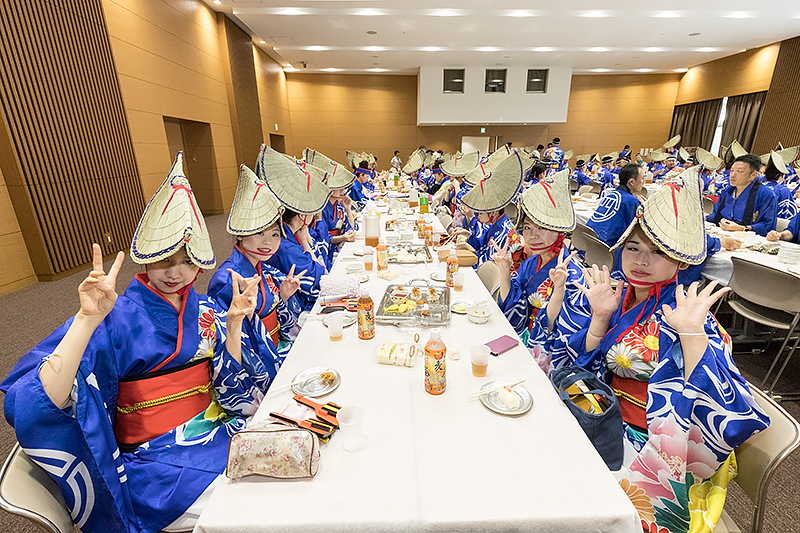 画像 南国土佐はとにかくアツかった 本場高知で よさこい祭り を堪能してきた 後編 まさかの踊り子としてよさこい祭りに参加 13 45 トラベル Watch