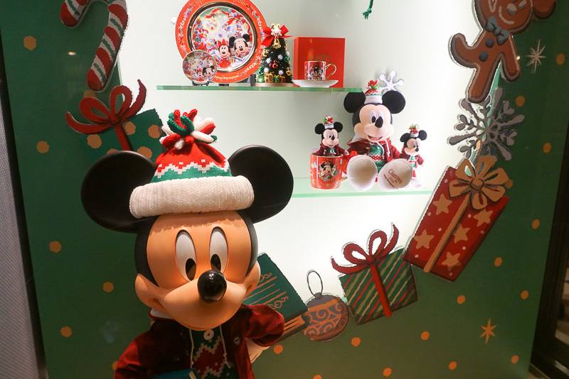 画像 東京ディズニーランド 2016年の クリスマス ファンタジー パレード スペシャルグッズ編 ストーリーブックからあふれ出すディズニー の仲間たちのクリスマス がテーマ 104 164 トラベル Watch