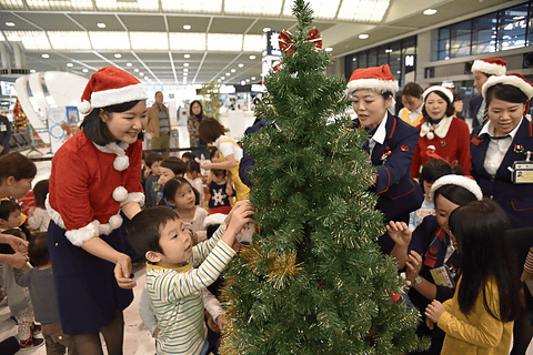 Jalが園児と一緒にクリスマスツリーをデコレーション 手作りオーナメントで成田空港は一足早いクリスマス気分に トラベル Watch