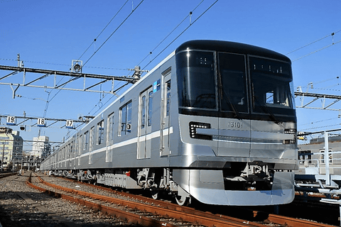 東京メトロ 日比谷線新型車両系を12月23日 25日に特別運行 シルバーのドラえもんが新型登場を告知 日比谷線の南千住駅 霞ケ関駅を1往復 トラベル Watch