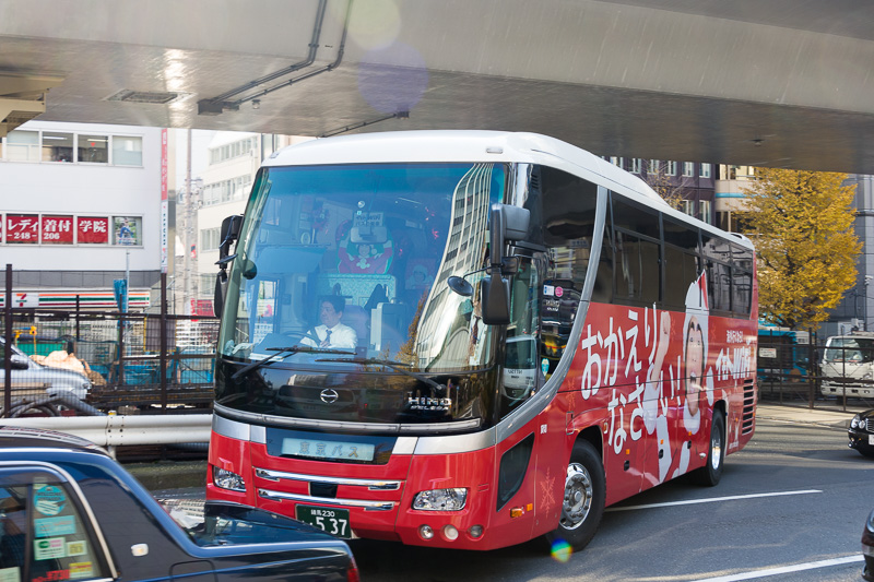 画像 エクスコムグローバル 内装も外装も イモト尽くし の イモトバス を12月25日まで都内で運行 空席があれば羽田空港 渋谷に乗車可能 定時運行時間外は都内を周遊 5 20 トラベル Watch