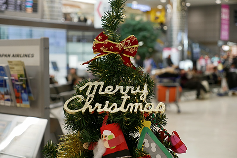 Jal 成田空港の出発カウンターでクリスマスイベントを実施 受託手荷物にサプライズクリスマスメッセージを添付 トラベル Watch