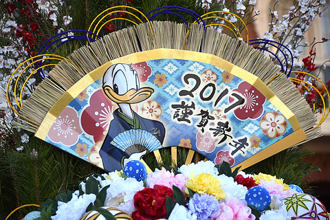 画像 酉年はドナルドダックが主役 17年 東京ディズニーランドのお正月 がスタート 新年のお祝いムードあふれるパークで 5日間限定 を満喫 15 29 トラベル Watch