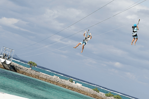 ちょうどいいハラハラ感 Panza Okinawa で日本唯一の海上ジップラインにチャレンジ 動画あり 沖縄 恩納村に2月6日開業予定 高さ13mのフリーフォール Gofall も体験 トラベル Watch