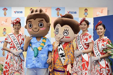 沖縄観光prの新キャラクター ハワイ出身の日系三世 マハ朗くん 花笠マハエちゃんに一目惚れ トラベル Watch