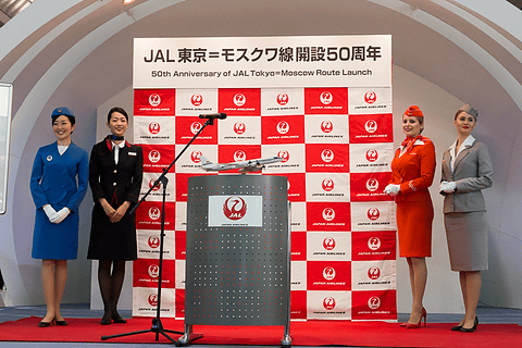 Jal 東京 モスクワ線開設50周年を記念し アエロフロート ロシア航空とともに成田空港で記念セレモニー Jalロゴ入りのtu 114型機のモデルプレーンも展示 トラベル Watch