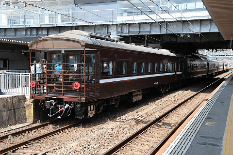 Jr西日本 Sl全盛期の客車を復刻した新車両で走るsl やまぐち 号を9