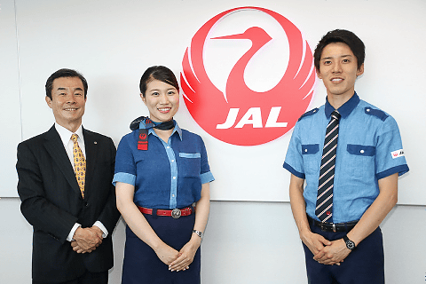 Jal 徳島空港の旅客スタッフが 阿波藍 ブラウス着用中 麻100 で涼しく 搭乗客からも注目を集め 徳島のよさをアピール トラベル Watch