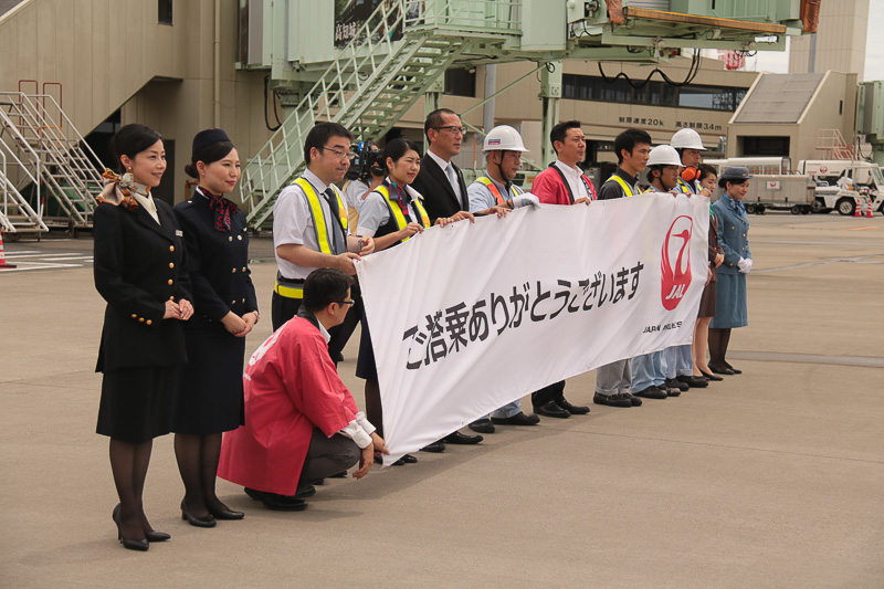 画像 Jal 高知 羽田線就航周年で乗客に記念品を配布 高知龍馬空港で就航当時のjalとjasの制服を着用したスタッフがお見送り 12 15 トラベル Watch