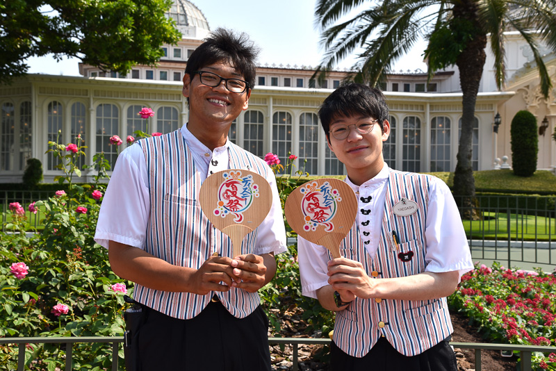 画像 大量の水飛沫で夏のパークはひ んやり 東京ディズニーランドで ディズニー夏祭り がスタート 日本のお祭りを意識した散水ショーでずぶ濡れ 大盛り上がりの夏に 25 30 トラベル Watch