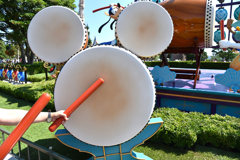 画像 大量の水飛沫で夏のパークはひ んやり 東京ディズニーランドで ディズニー夏祭り がスタート 日本のお祭りを意識した散水ショーでずぶ濡れ 大盛り上がりの夏に 28 30 トラベル Watch