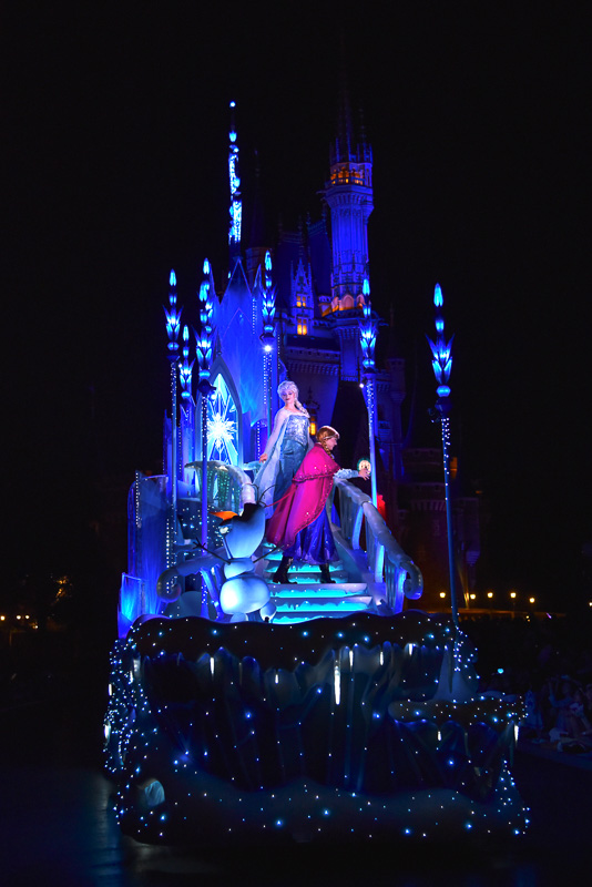 画像 アナと雪の女王 のフロートが新登場 東京ディズニーランド エレクトリカルパレード ドリームライツ がリニューアル 新たに5台のフロートが加わり 夏の夜のパークを光の魔法で演出 13 26 トラベル Watch
