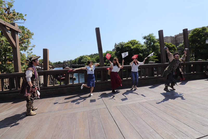 画像 東京ディズニーシーの夏プログラム グリーティングやアトモスフィア エンターテイメントにも海賊団が登場 旗あげゲームで若返りのミストをプレゼント 16 18 トラベル Watch