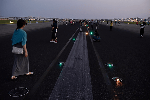 福岡空港 夜明け前の滑走路を歩く ランウェイウォーク17 Jalとanaの機体を間近で見学 トラベル Watch