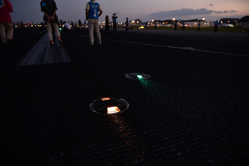 画像 福岡空港 夜明け前の滑走路を歩く ランウェイウォーク17 Jalとanaの機体を間近で見学 12 57 トラベル Watch