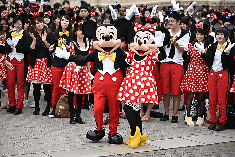 ミッキーマウスと約500名の仮装ゲストがハロウィーンイベント周年をダンスでお祝い ユーロビートの ミッキーマウス マーチ でシンデレラ城前がダンスフロアに トラベル Watch