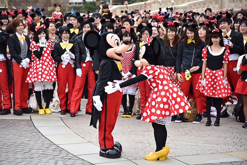 画像 ミッキーマウスと約500名の仮装ゲストがハロウィーンイベント周年をダンスでお祝い ユーロビートの ミッキーマウス マーチ でシンデレラ城前がダンスフロアに 17 24 トラベル Watch