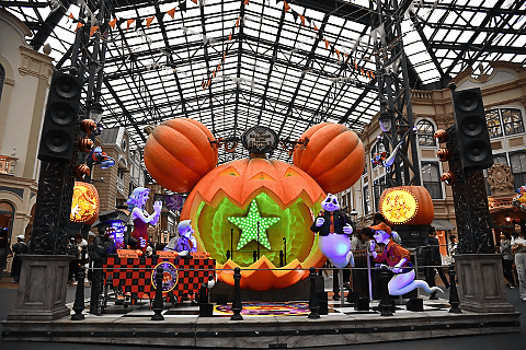 ゴーストが現われ かぼちゃがパークに溢れ出す フェス ハロウィーンなデコレーションをチェック 伝説のギターやマイク片手にディズニーの仲間たちがパフォーマンス 体験型フォトロケーションも初登場 トラベル Watch