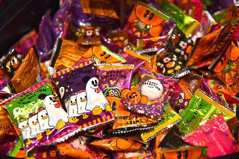 画像 ディズニー ハロウィーンでお菓子詰め放題に挑戦 ゴーストもにっこりの甘 いスイーツを手に入れよう 7 21 トラベル Watch