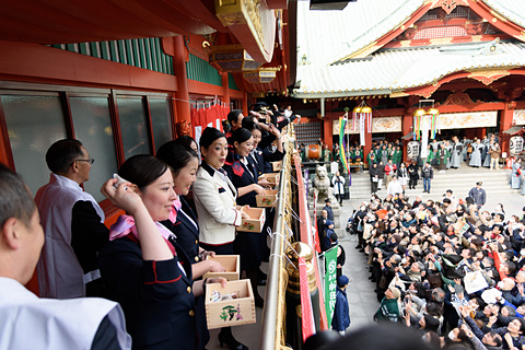 Jalの年男 年女を含む21名が 江戸総鎮守 神田明神 節分祭豆まき式 で福を授ける豆まき 18年はj Airの客室乗務員2名が初参加 トラベル Watch